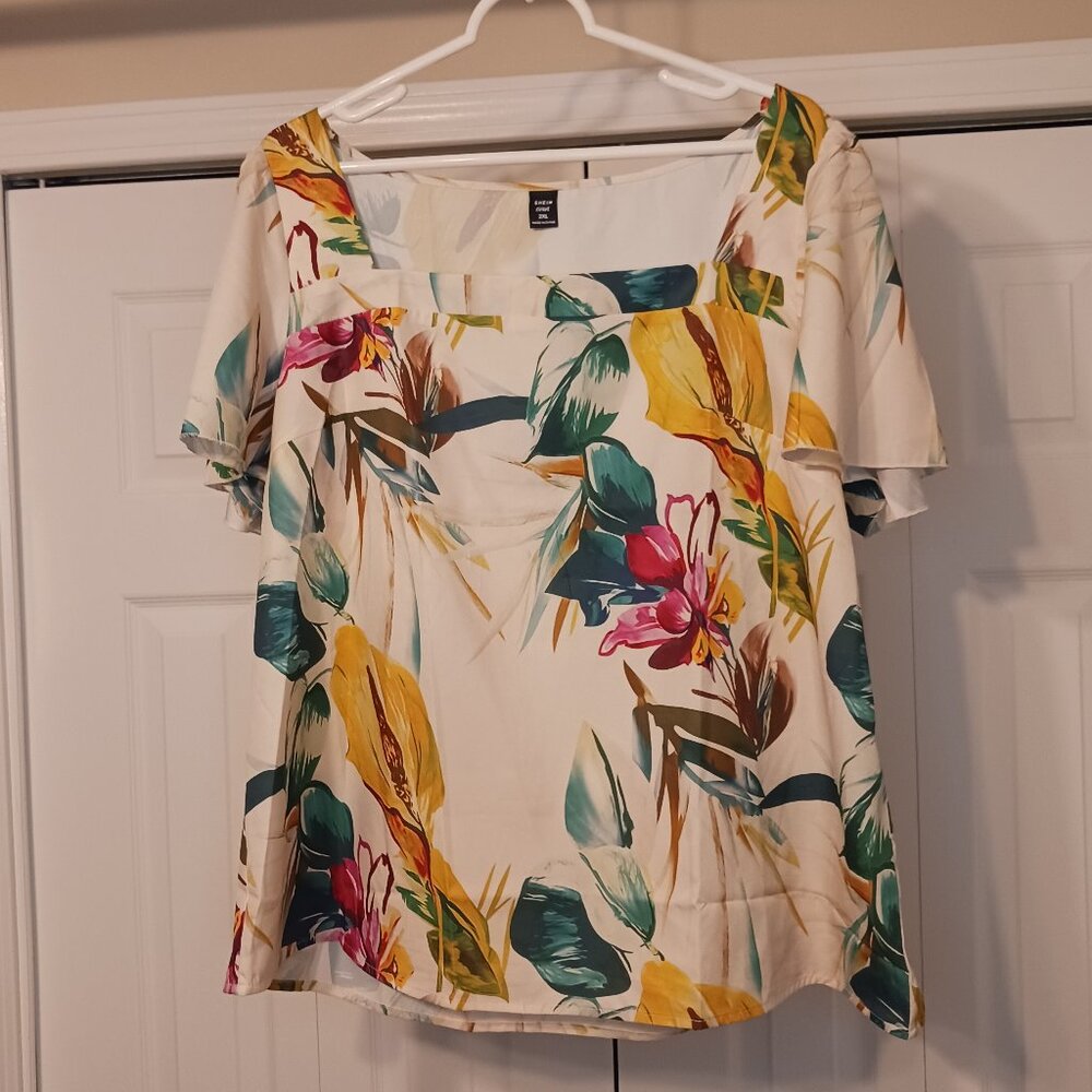 #40 3/$18 - Shein Cream/Green Short Sleeve Top Size 2X